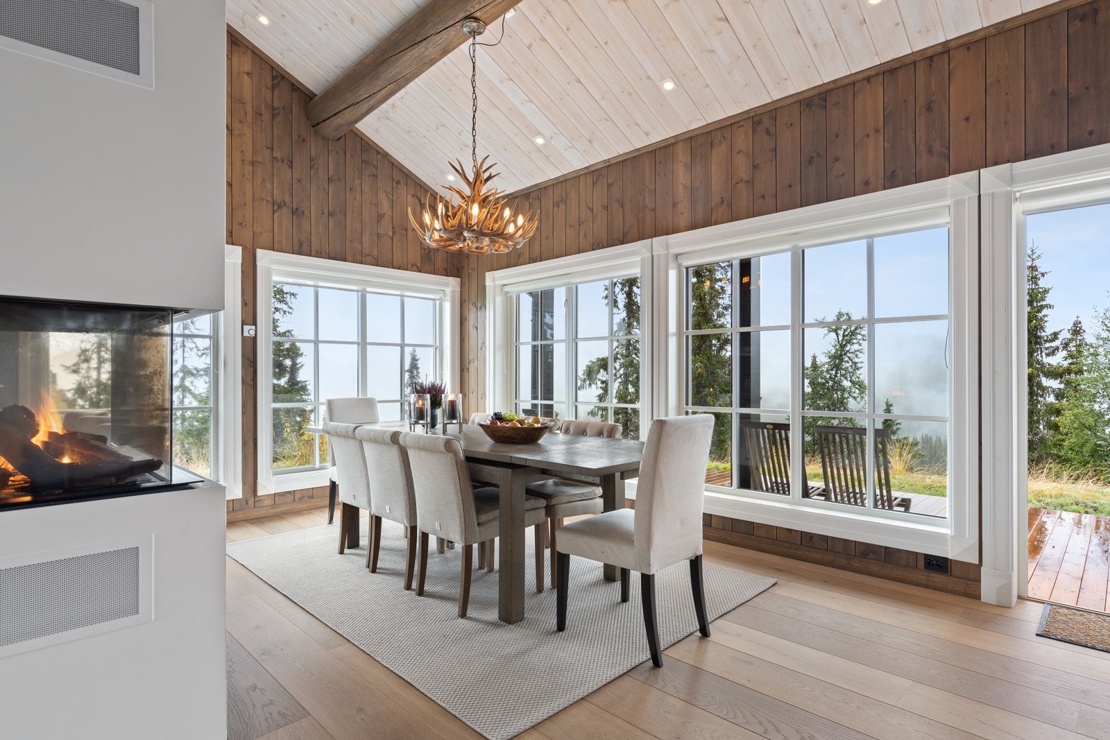 Fra spisestuen kan både et deilig måltid mat og super utsikt over dalen nytes. Galleribilde