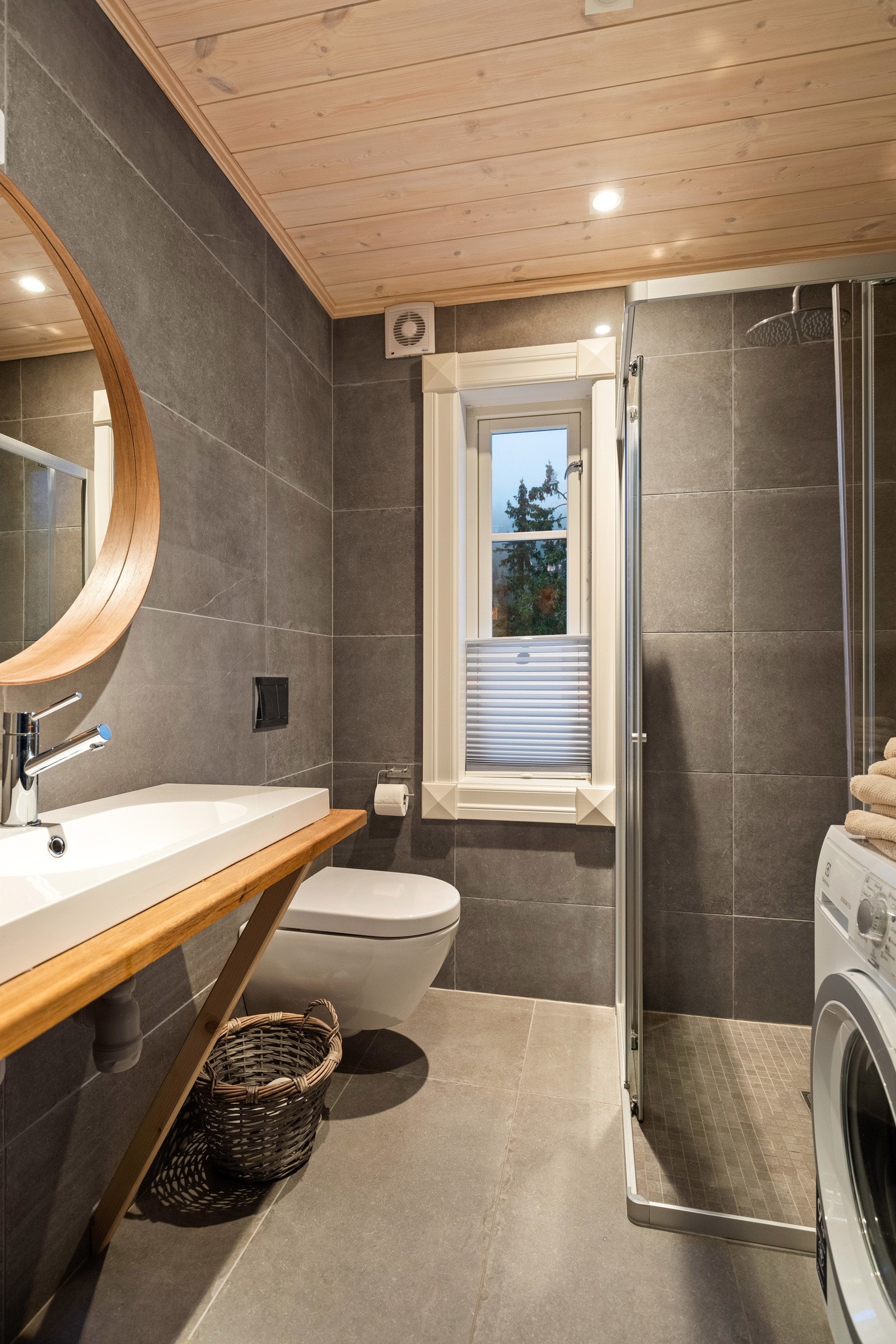 Delikat bad i lik stil som øvrige bad i hovedhytten. Galleribilde