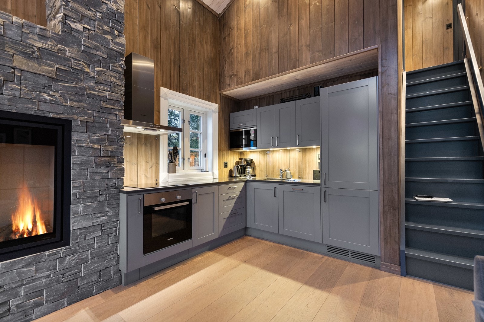 Kjøkkenet er i åpen løsning med spisestuen og har innredning i vinkel med malte profilerte fronter. Galleribilde