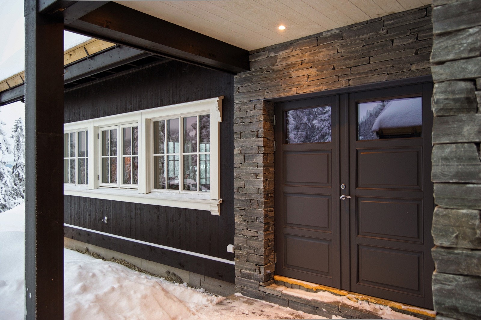 Koselig inngangsparti med doble dører. Galleribilde