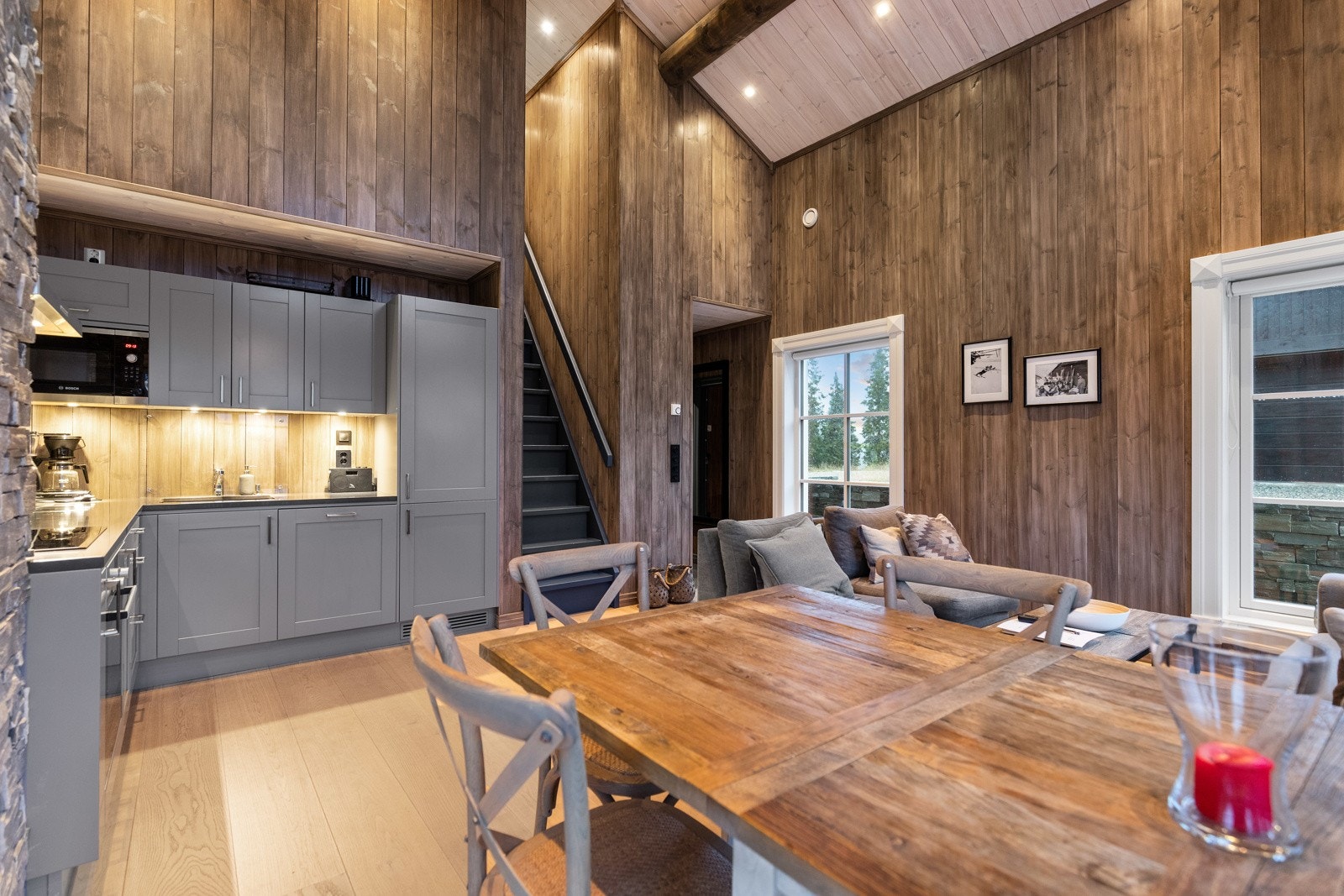 Annekset har stue og kjøkken i åpen løsning. Galleribilde