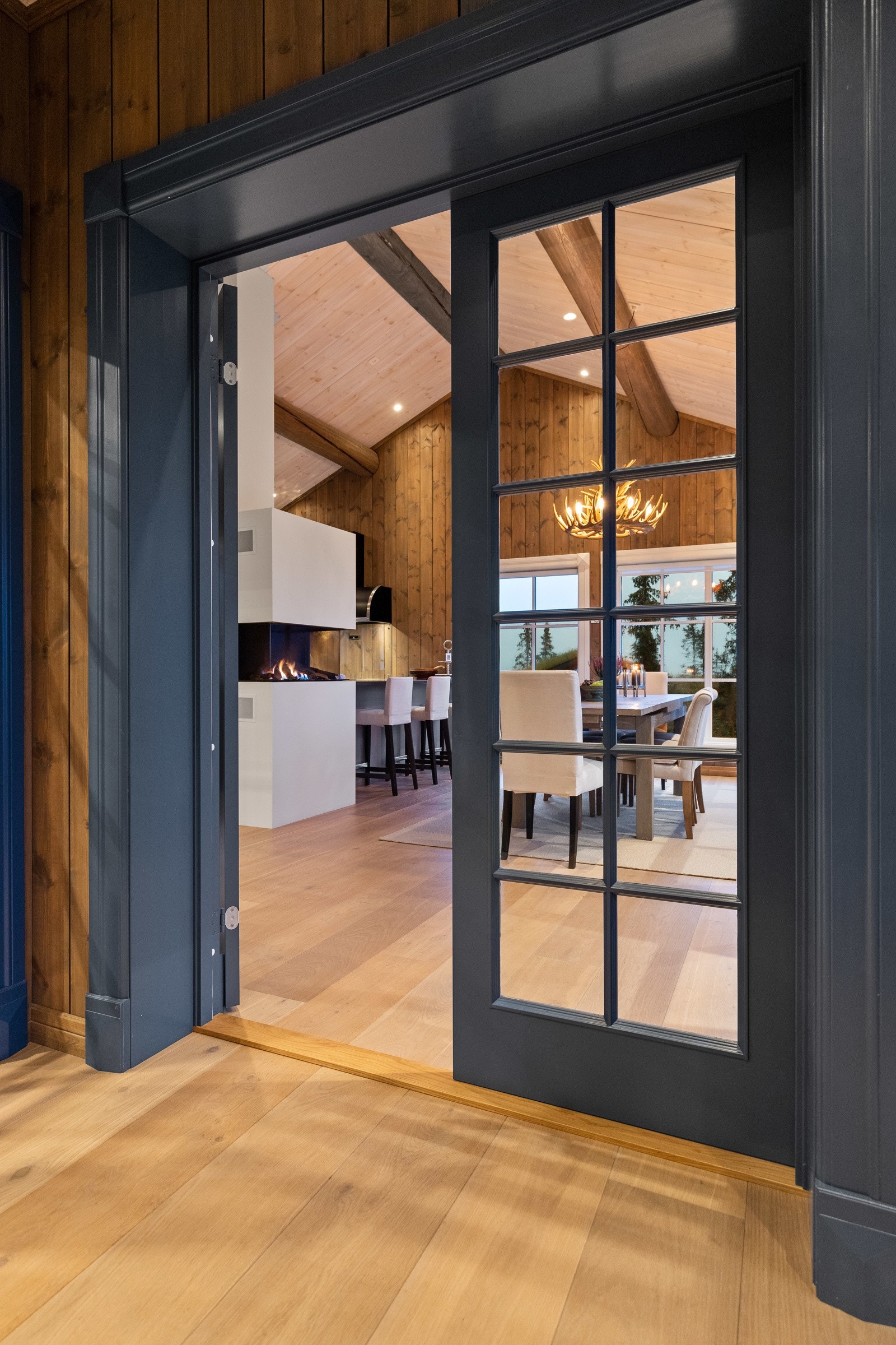 Flotte doble dører inn til stuen i hovedhytten. Galleribilde