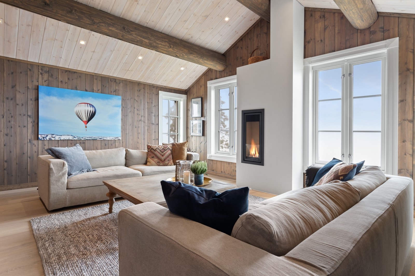 Innbydende stue med flere muligheter for møblering. Galleribilde