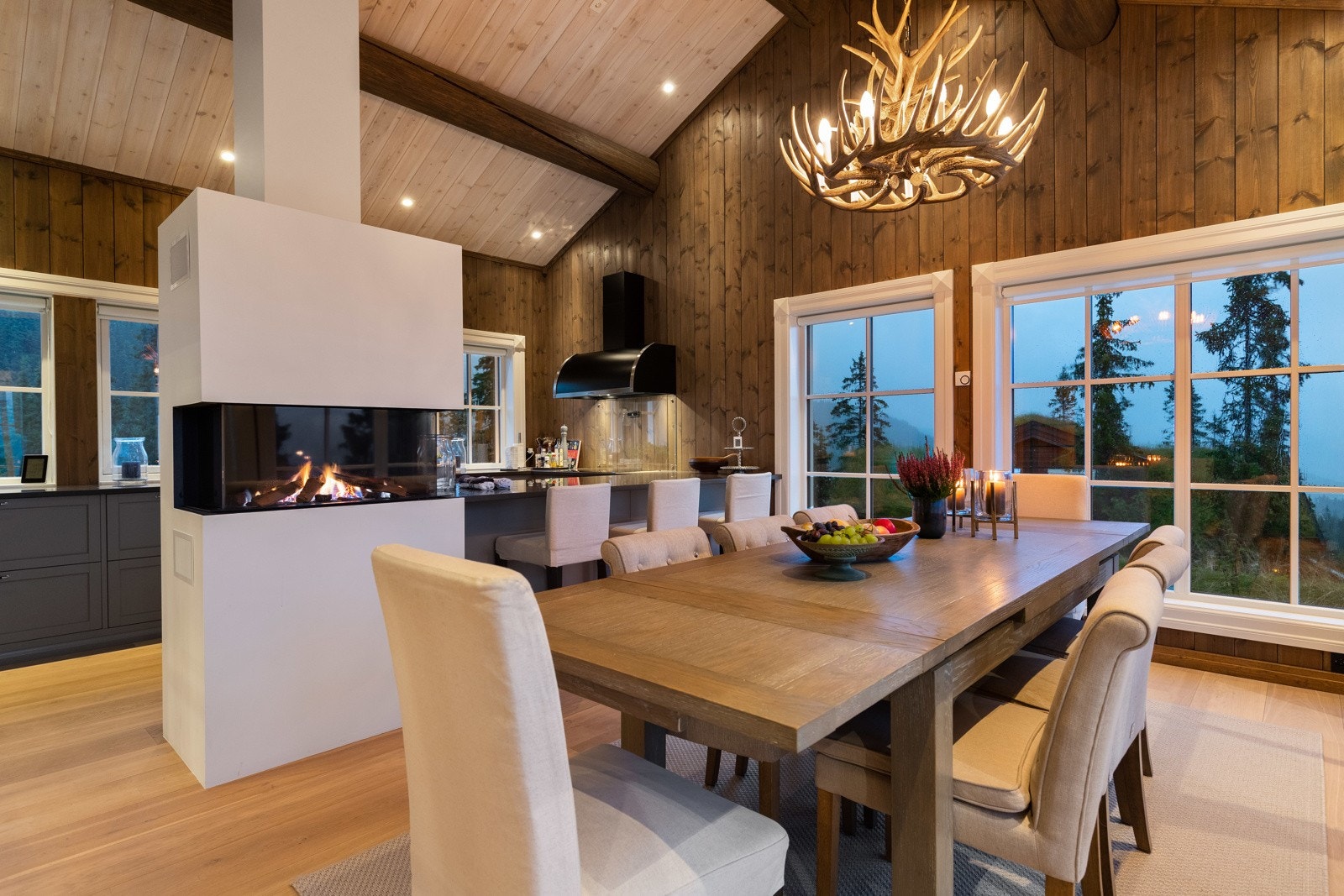 Lun og trivelig stemning rundt spisebordet i hovedhytten. Galleribilde