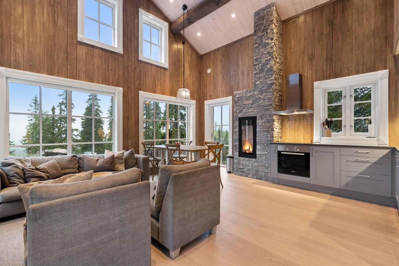 Både anneks og hytten har smakfulle farge- og materialvalg. Galleribilde