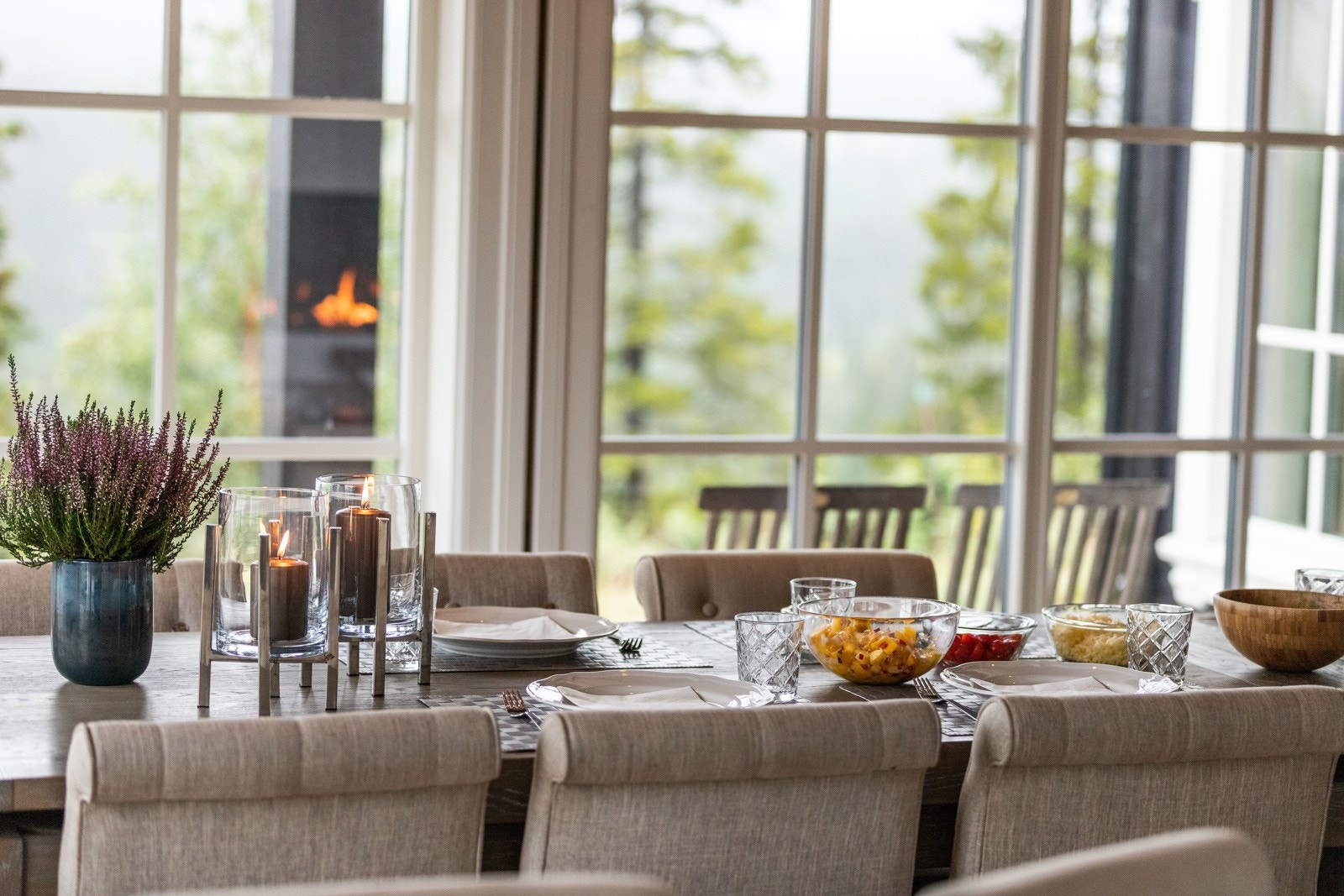 God plass til familie og venner rundt spisebordet. Galleribilde