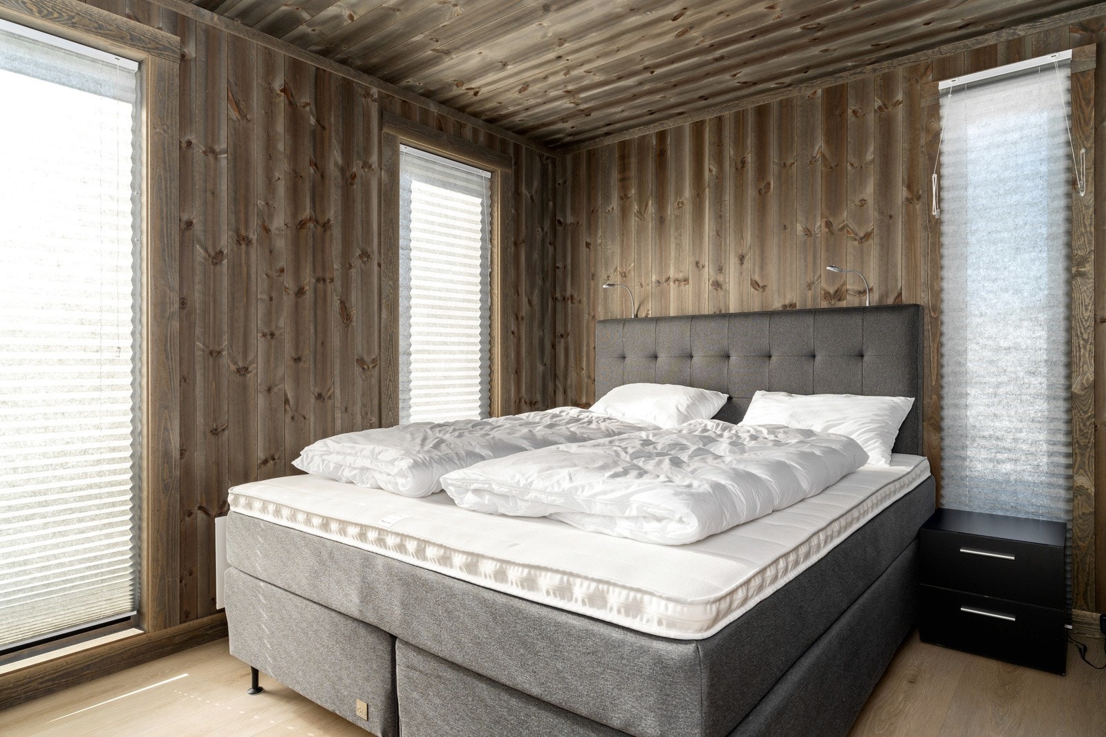 Hovedsoverommet er av god størrelse innredet med dobbeltseng og garderobeskap. Galleribilde