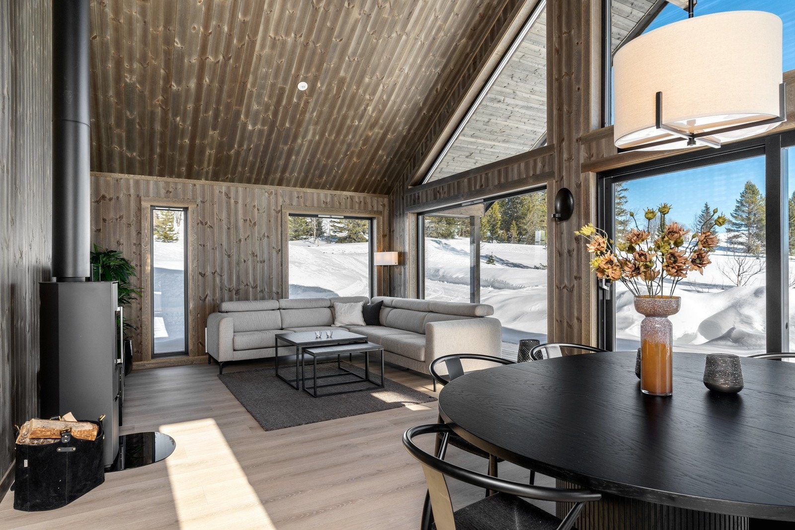 I stuen er det store vindusflater som gir deg følelsen av å være ute i naturen selv når du er inne. Galleribilde