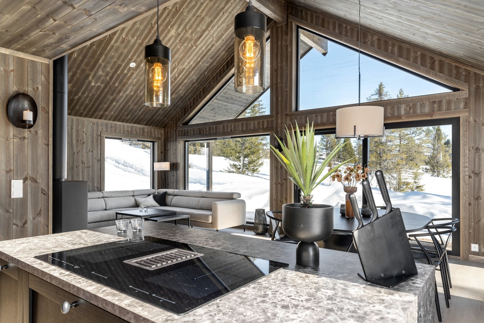 Kjøkkenet har integrerte hvitevarer: kjøle/fryse-skap, komfyr, eksklusiv induksjonstopp med integrert ventilator m/kullfilter og oppvaskmaskin. Galleribilde