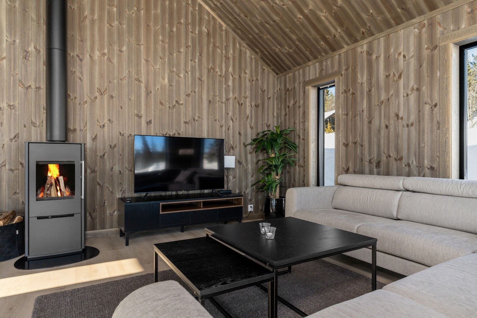 I stuen er det en flott peis som avgir godt med varme, samt sørger for en lun atmosfære i rommet Galleribilde