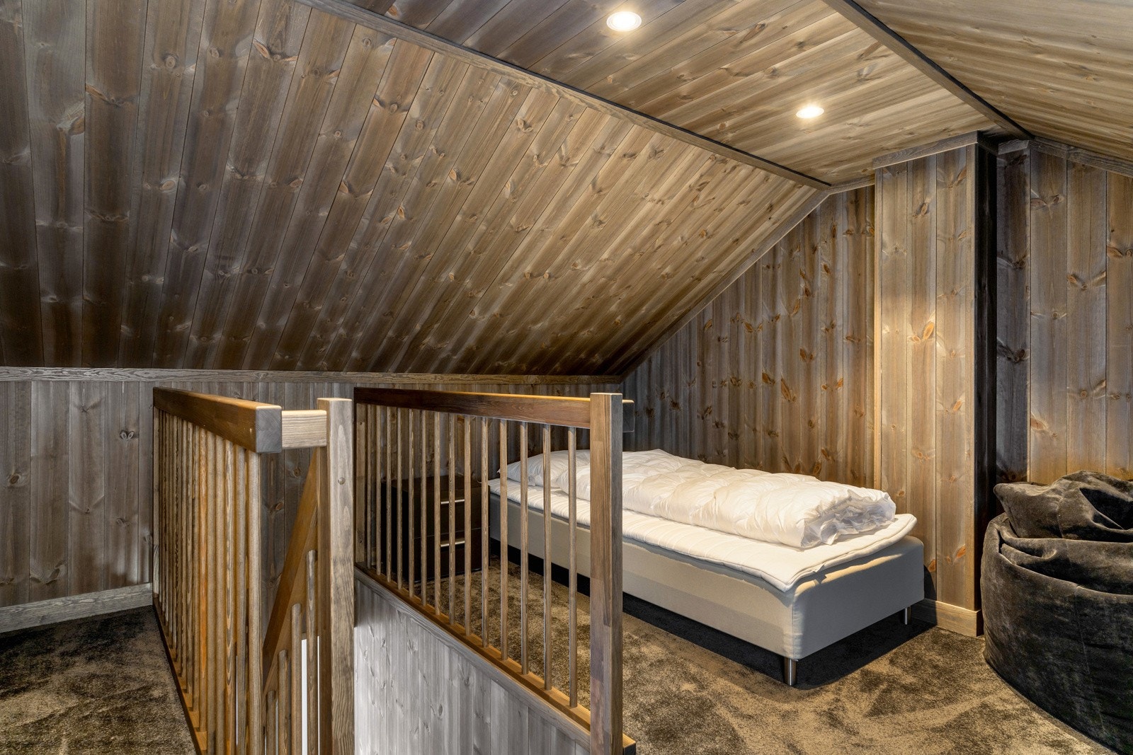 Gulvet på hemsen er belagt med flott og lunt gulvteppe i en delikat gråtone. Galleribilde