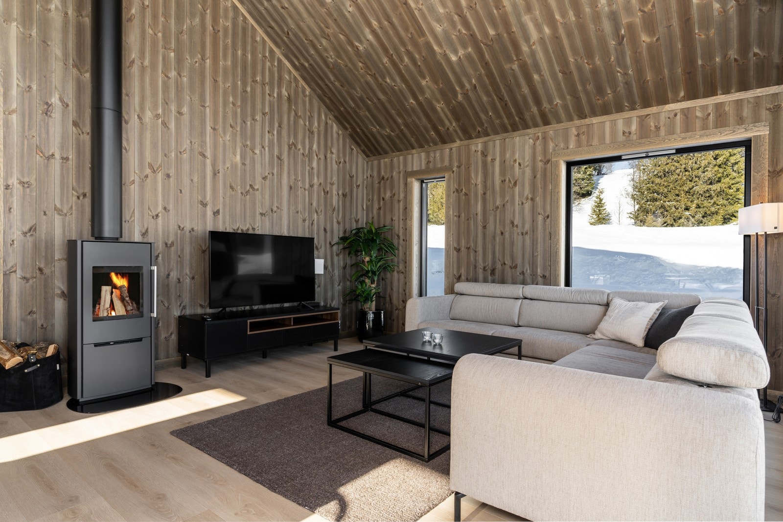 Hytta har åpen stue/kjøkkenløsning som gjør oppholdsrommet meget sosialt. Galleribilde