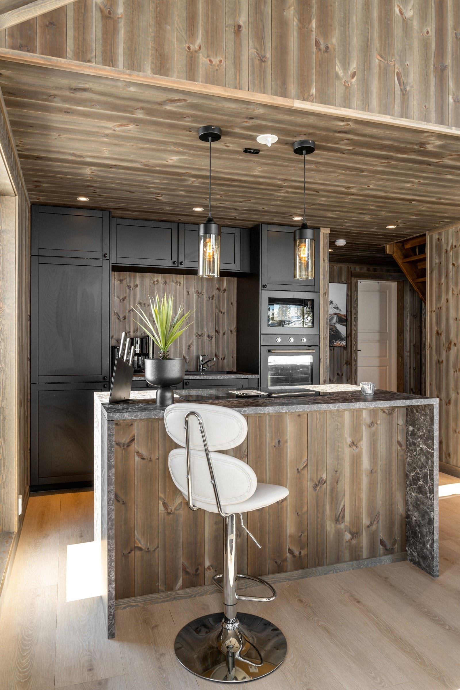 Delikat sort kjøkkeninnredning fra IKEA som byr på godt med skap- og benkeplass. Galleribilde