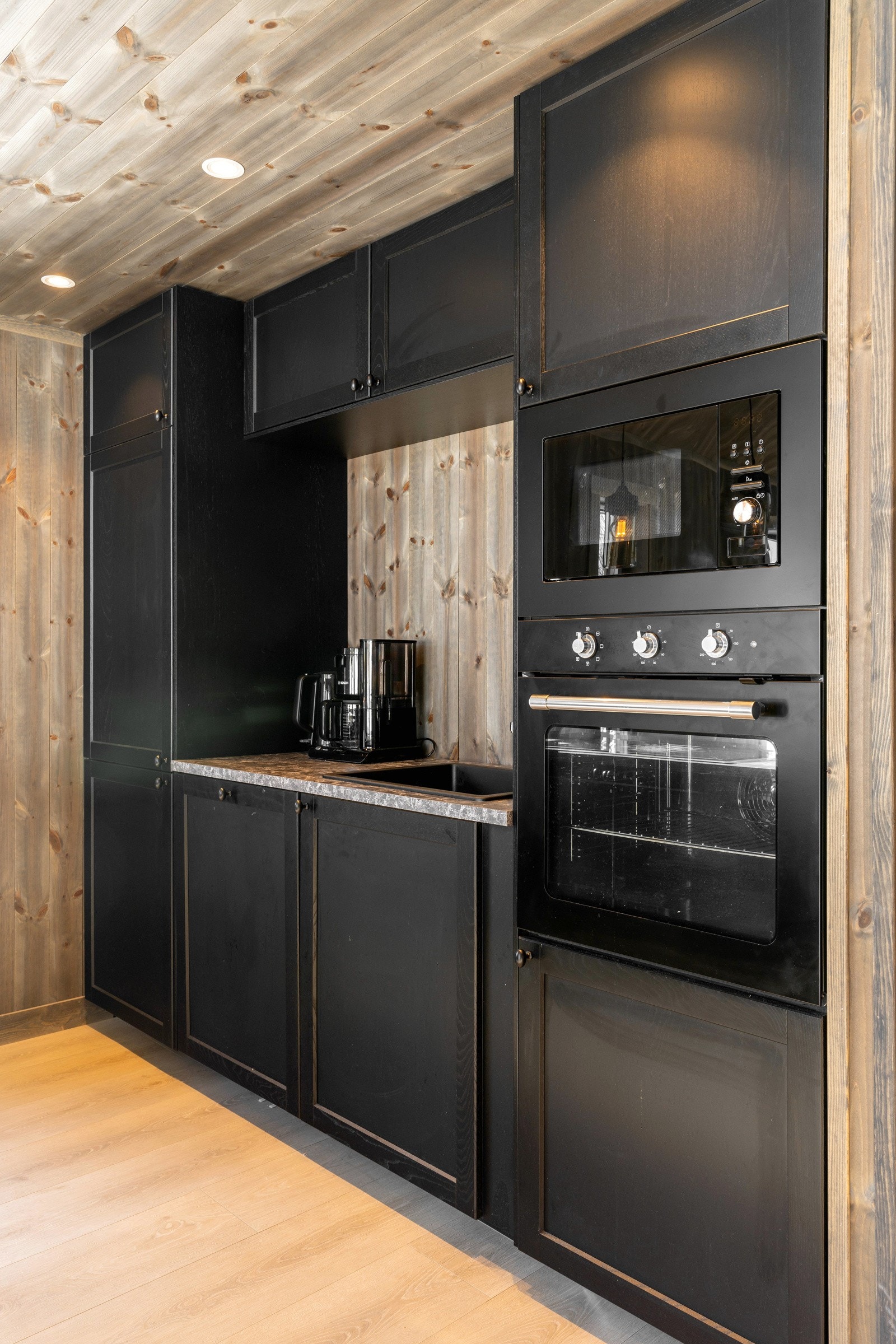 Kjøkkenet står i stil med resten av hytta. Galleribilde