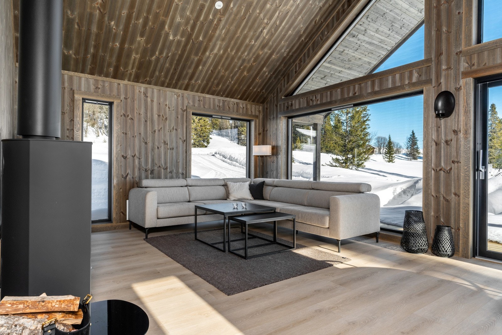 Hytta er lettstelt, arealeffektiv og har store vindusflater som gir godt med daglys og ikke minst fantastisk utsikt mot naturskjønne omgivelser. Galleribilde