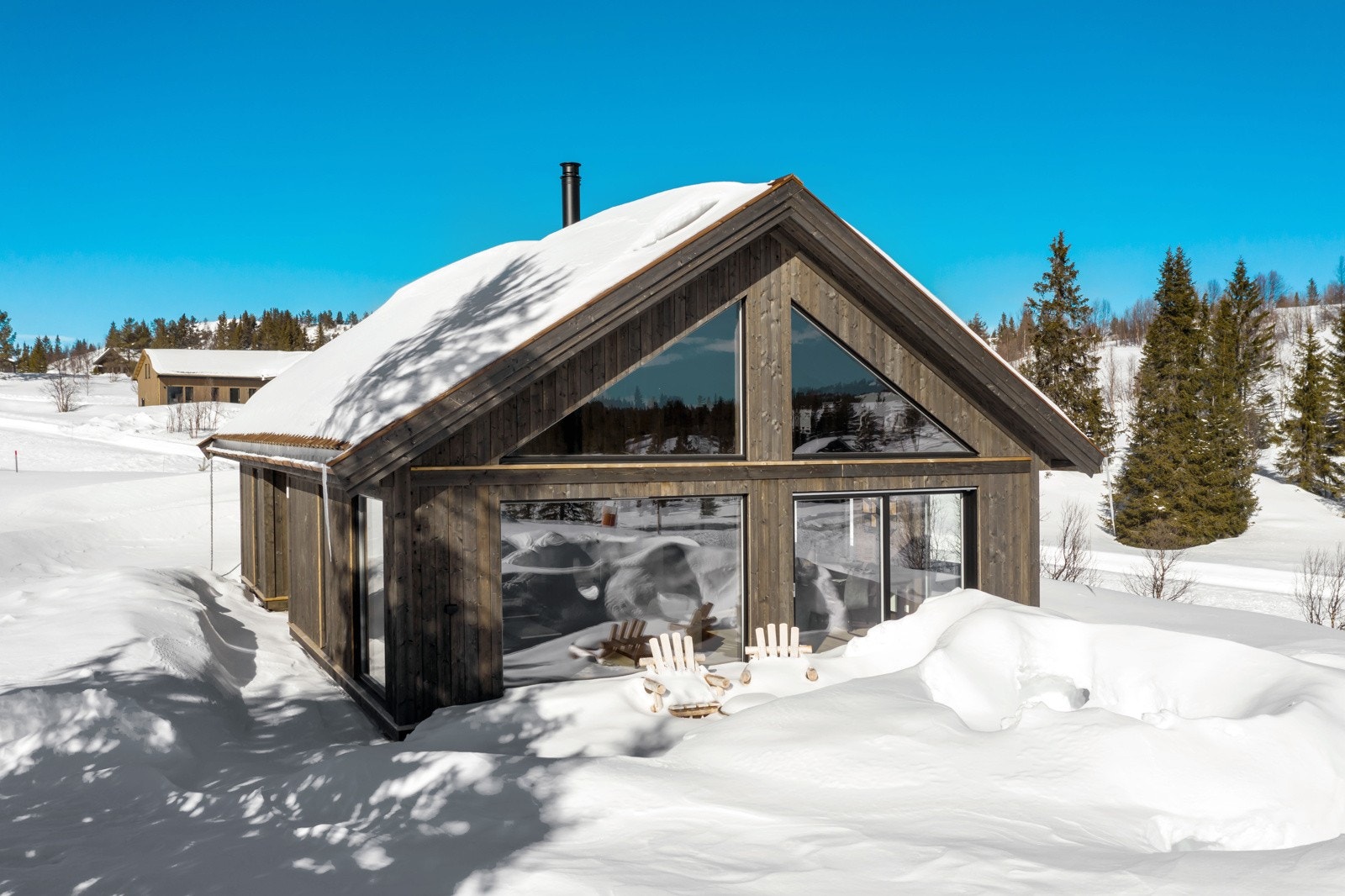 Privatmegleren Hallingdal v/ Emilie Solhaug og June Langeland har gleden av å presentere tre lekre, nøkkelferdige hytter med flott beliggenhet på Syningen! Galleribilde