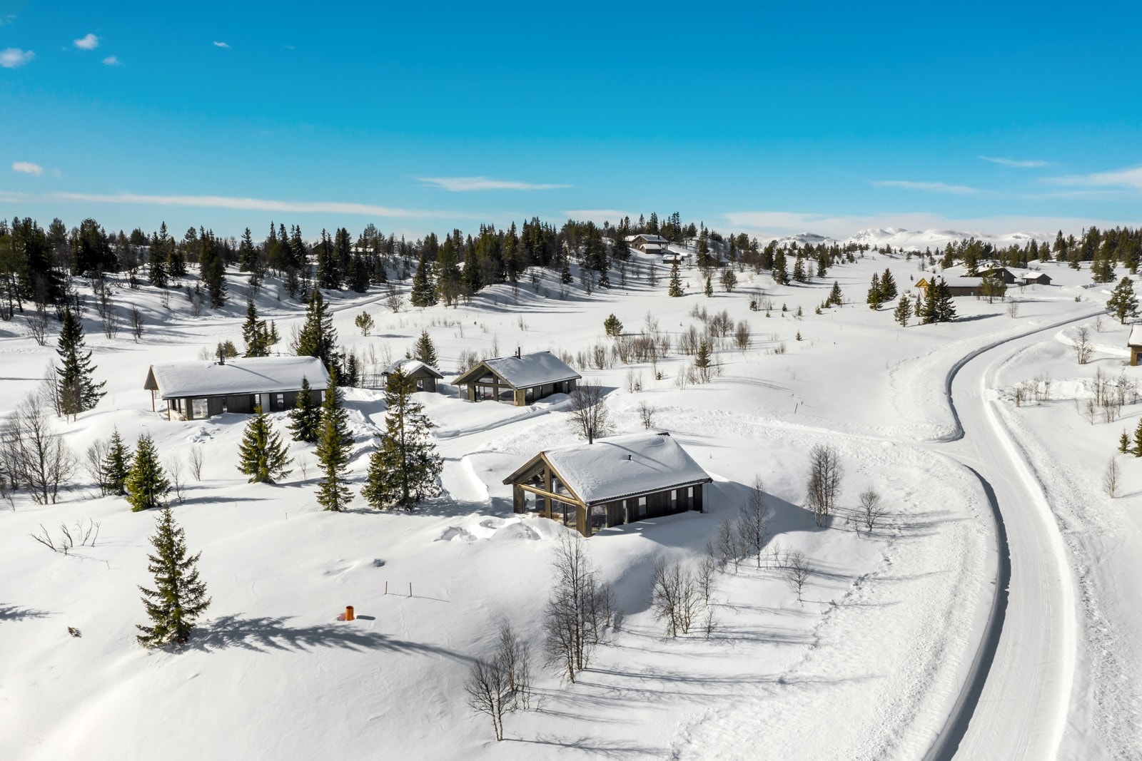 Hyttene ligger meget fint til på Syningen ca. 950 meter over havet. Galleribilde