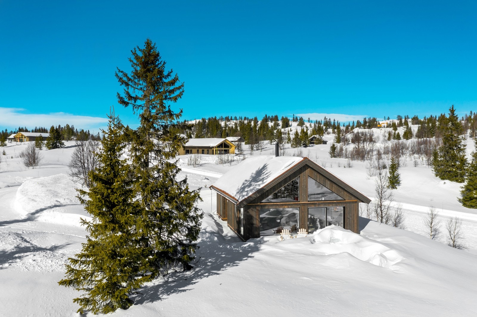 Her kan du flytte rett inn i en ferdig møblert hytte i natuskjønne omgivelser. Galleribilde