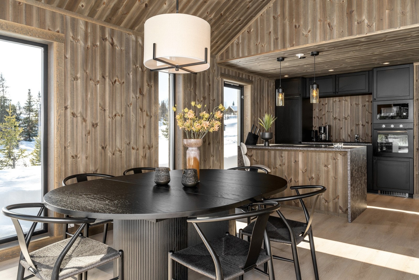 Vegger og himling er belagt med stående furupanel beiset med Tyrilin interiørbeis "Skigard". Galleribilde