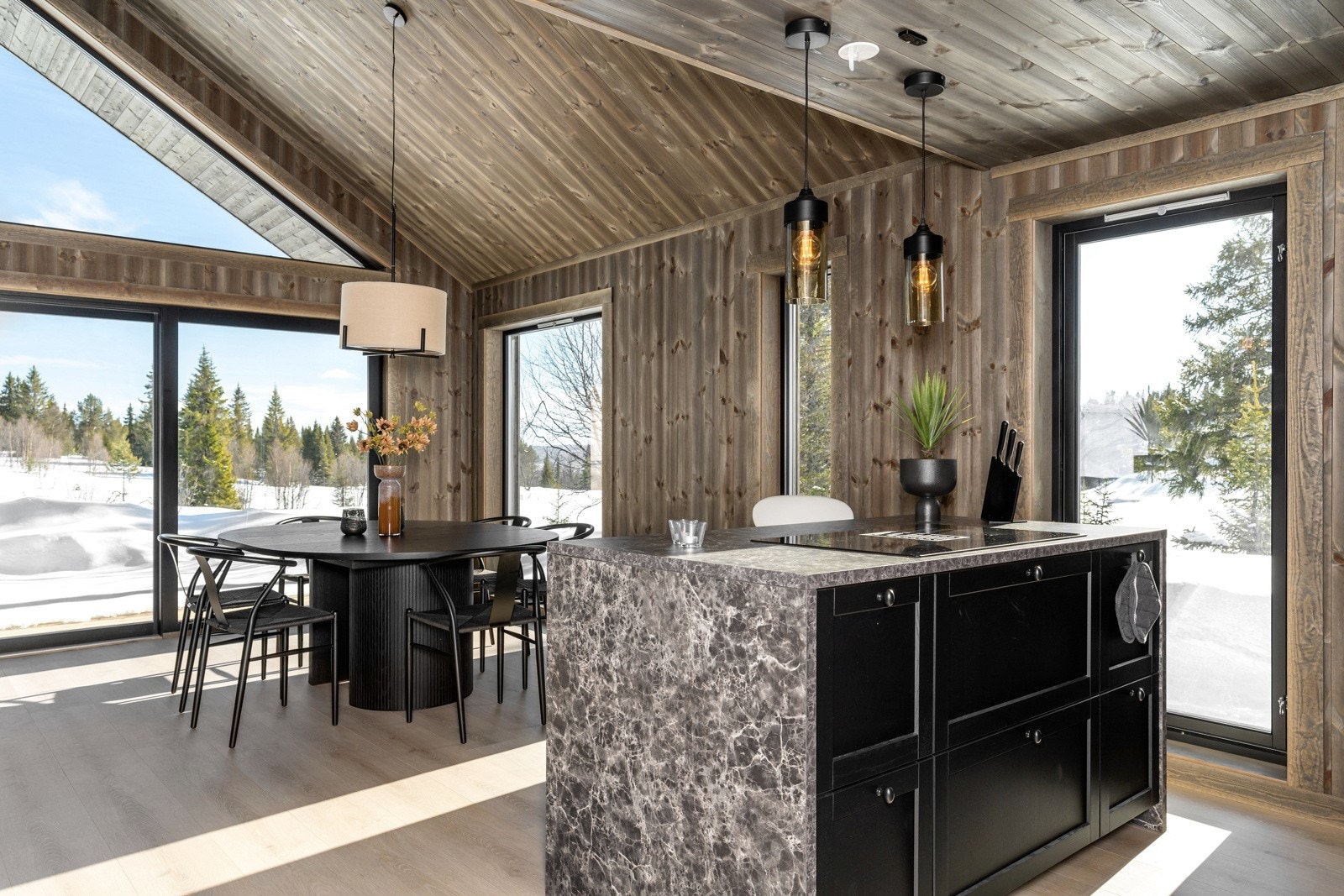 I stuen er det god plass til sofa, og spisestue som får en naturlig plass mellom stue og kjøkkendel. Galleribilde