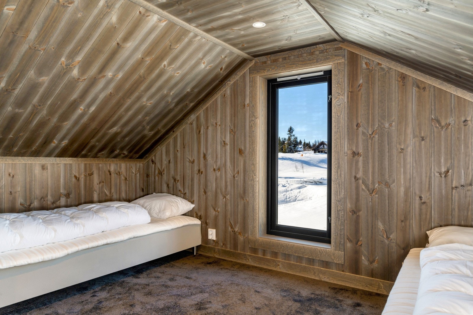 Hemsen er innredet med tre enkeltsenger, men kan enkelt innredet som TV-stue dersom man ønsker det. Galleribilde