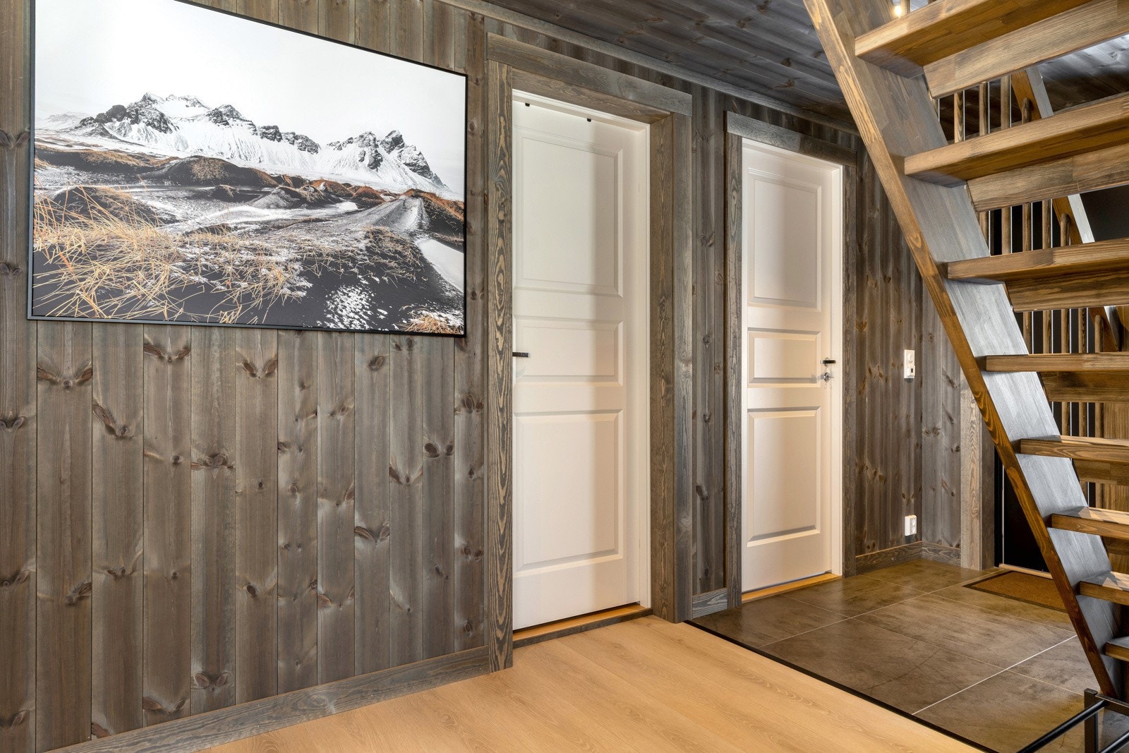 Det er to gode soverom i første etasje, samt soveplasser på hemsen. Galleribilde