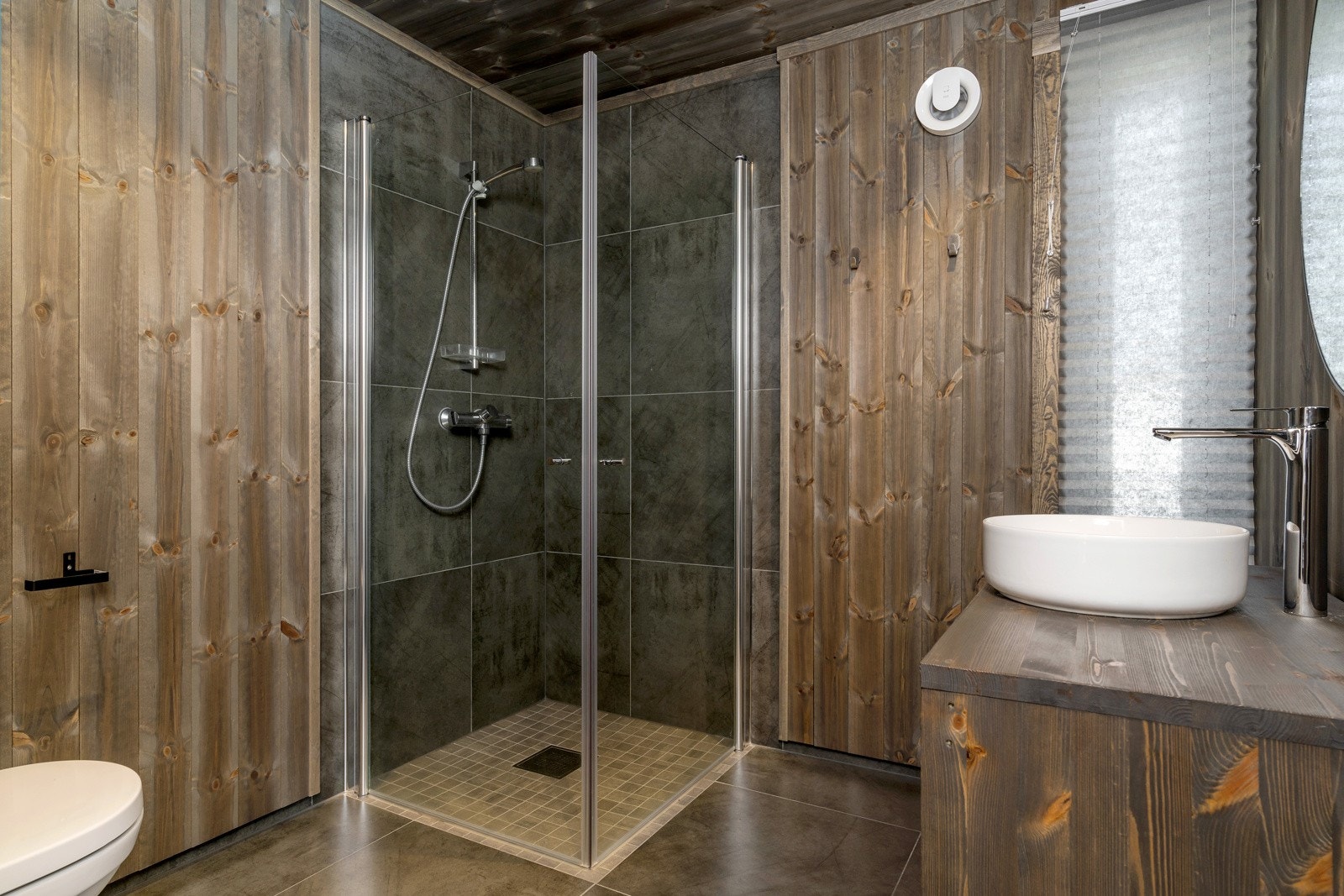 Lunt og pent bad som står i stil med resten av hytta. Galleribilde