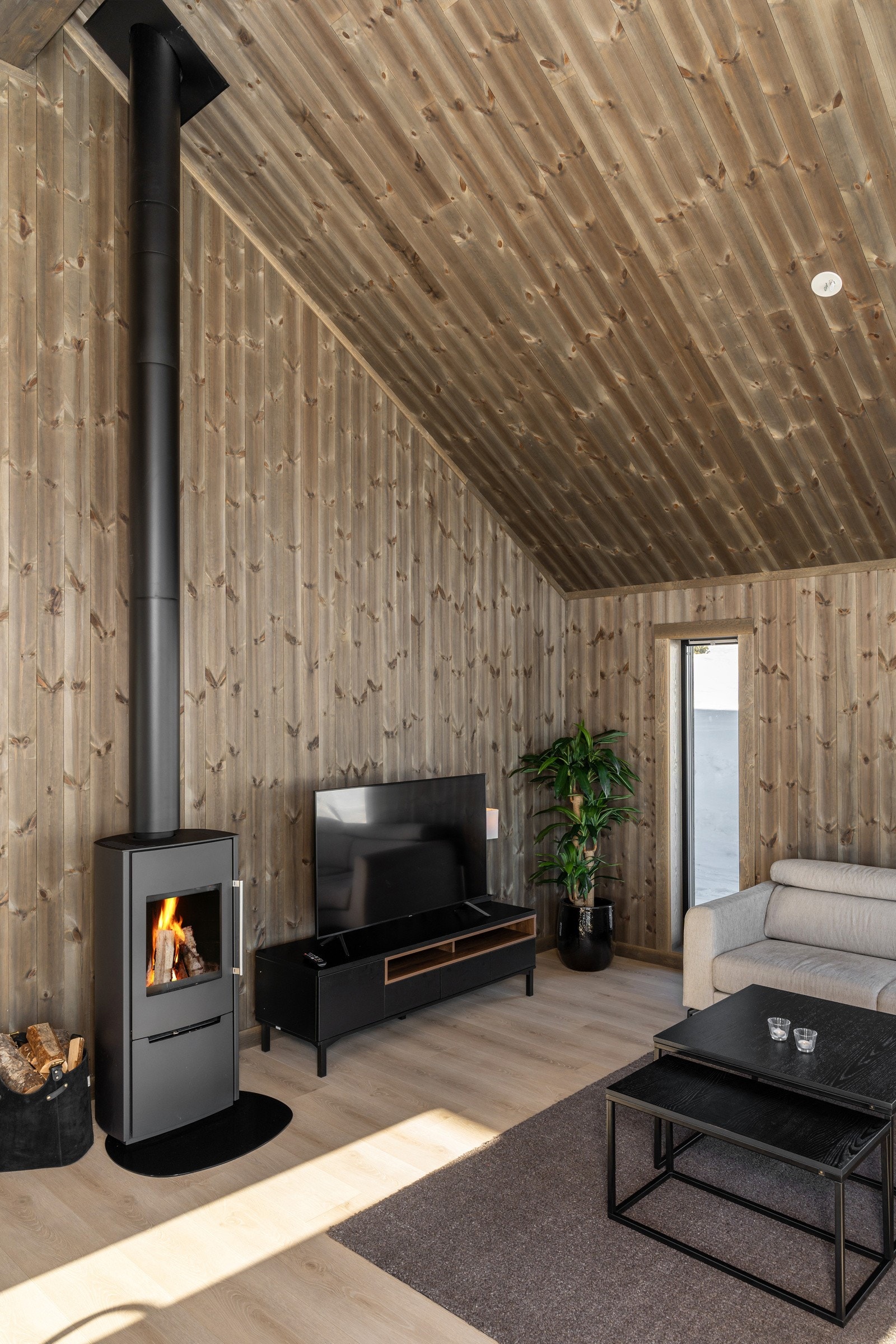 I tillegg har oppholdsrommet en meget god takhøyde som gjør at rommet oppleves romslig og luftig. Galleribilde