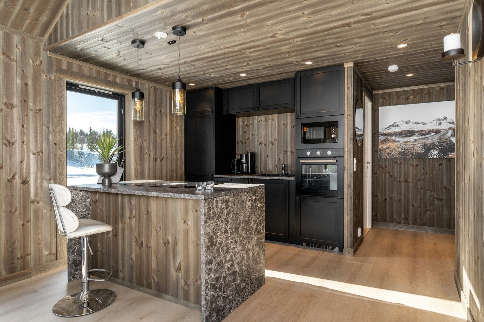 I tillegg er det en kjøkkenøy mot spisesplassen, som er et opplagt samlingspunkt for familien. Galleribilde