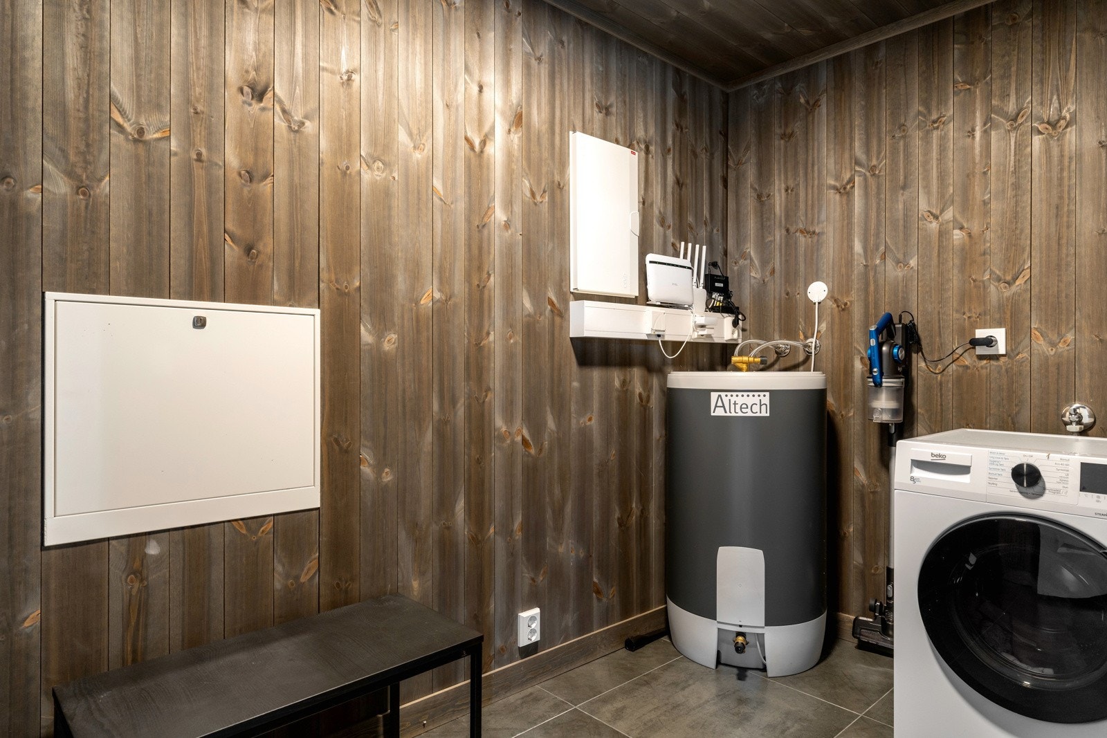 Hytta har et romslig teknisk rom/bod med opplegg for vaskemaskin. Her er det også mulighet for oppbevaring. Galleribilde