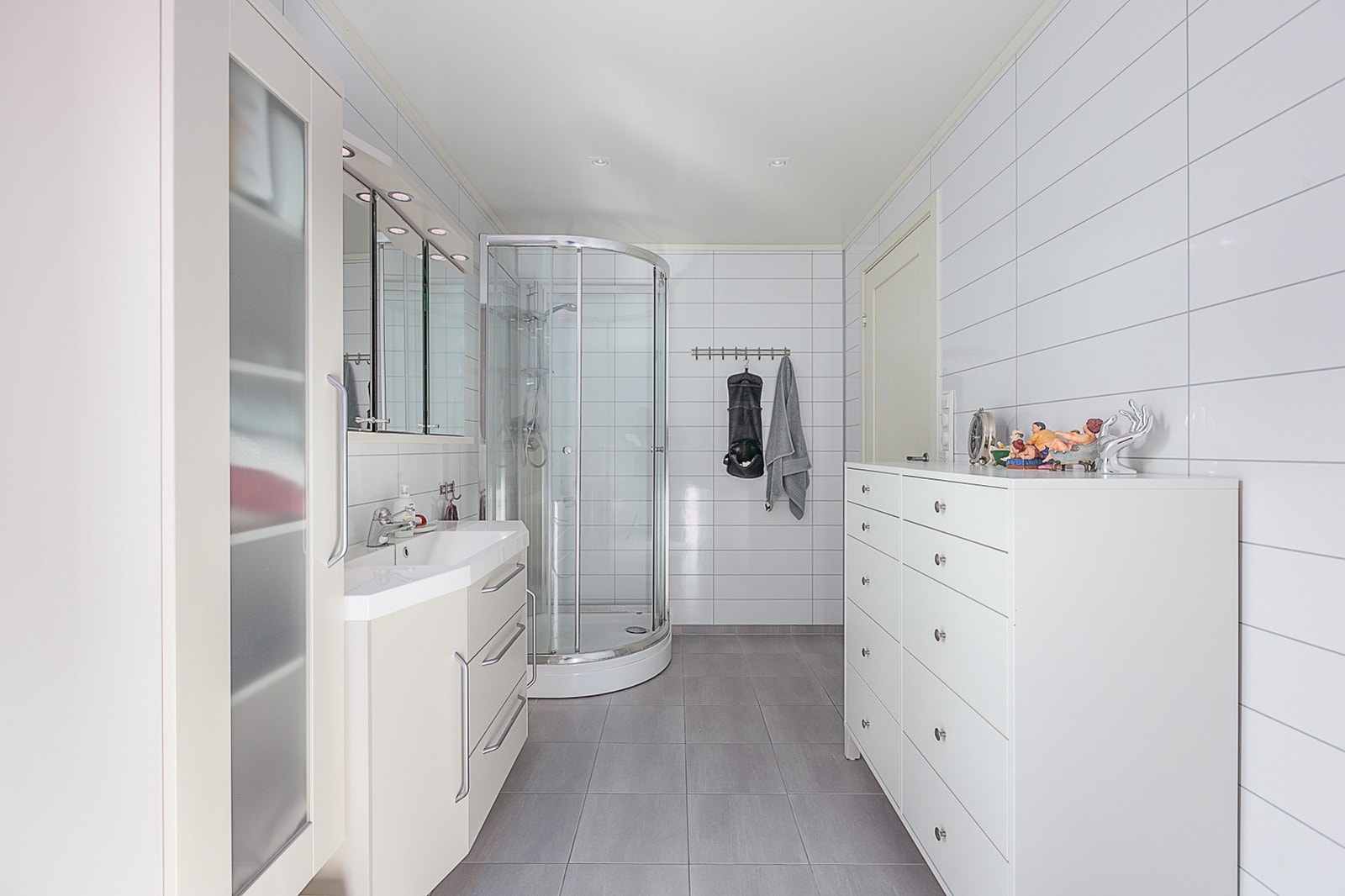 Badet har både dusjkabinett og badekar. Galleribilde