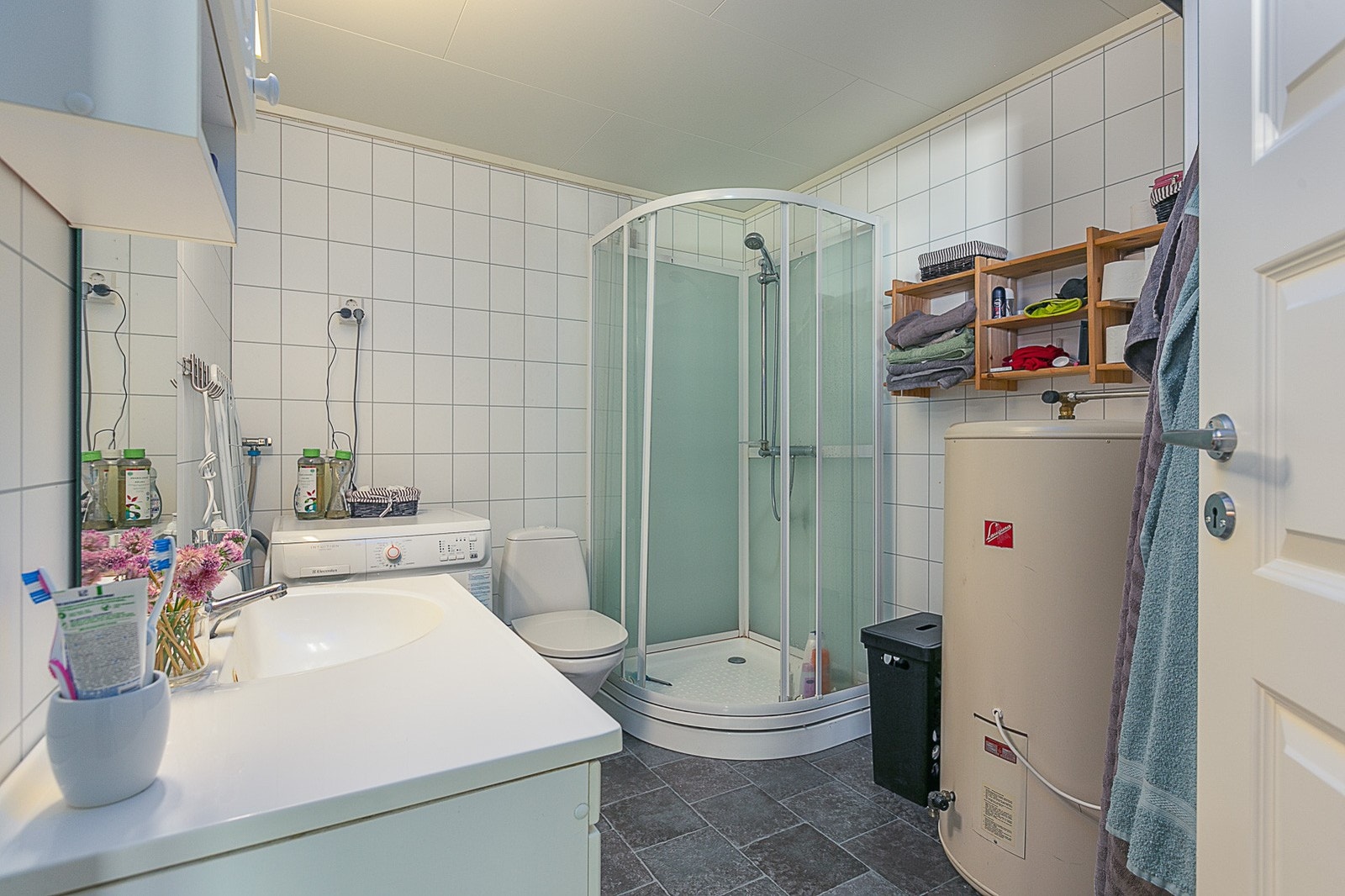 Bad med dusjkabinett og opplegg for vaskemaskin. Galleribilde