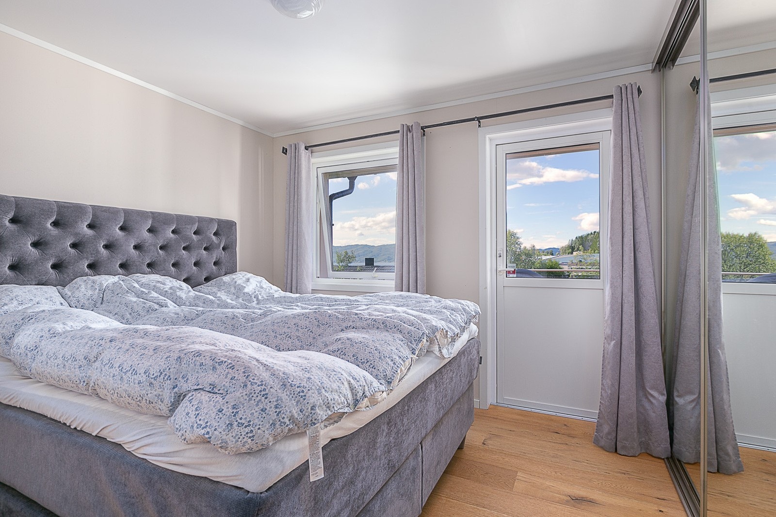 Soverom med skyvedørsgarderobe og utgang til veranda. Galleribilde
