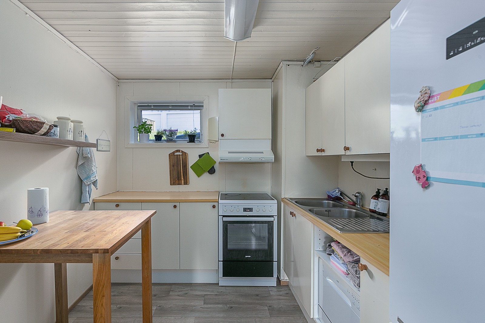 Kjøkken med frittstående hvitevarer. Galleribilde