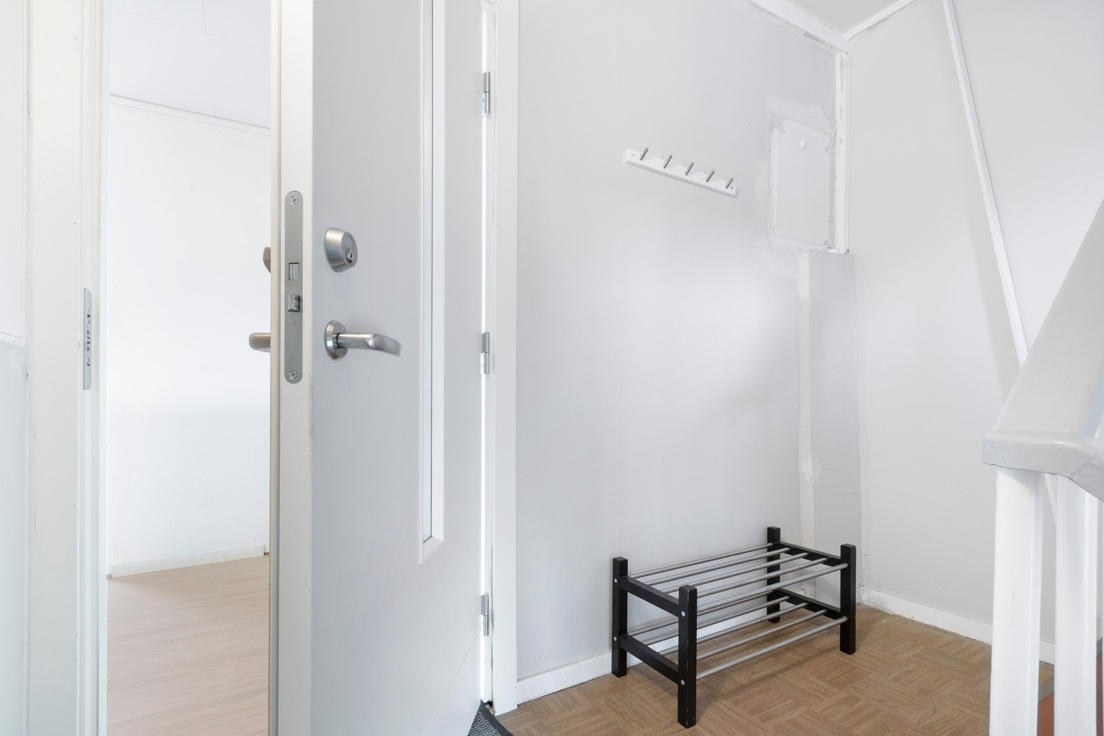 Yttergang / trappegangen er fellesareal. Videre opp trappen finner du et stort loft, perfekt for tørking av klær. Galleribilde