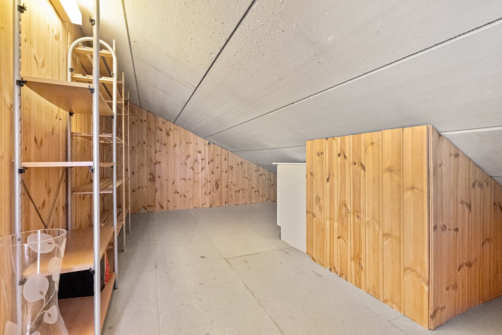 Innenfor hemsen er det godt med lagringsplass Galleribilde