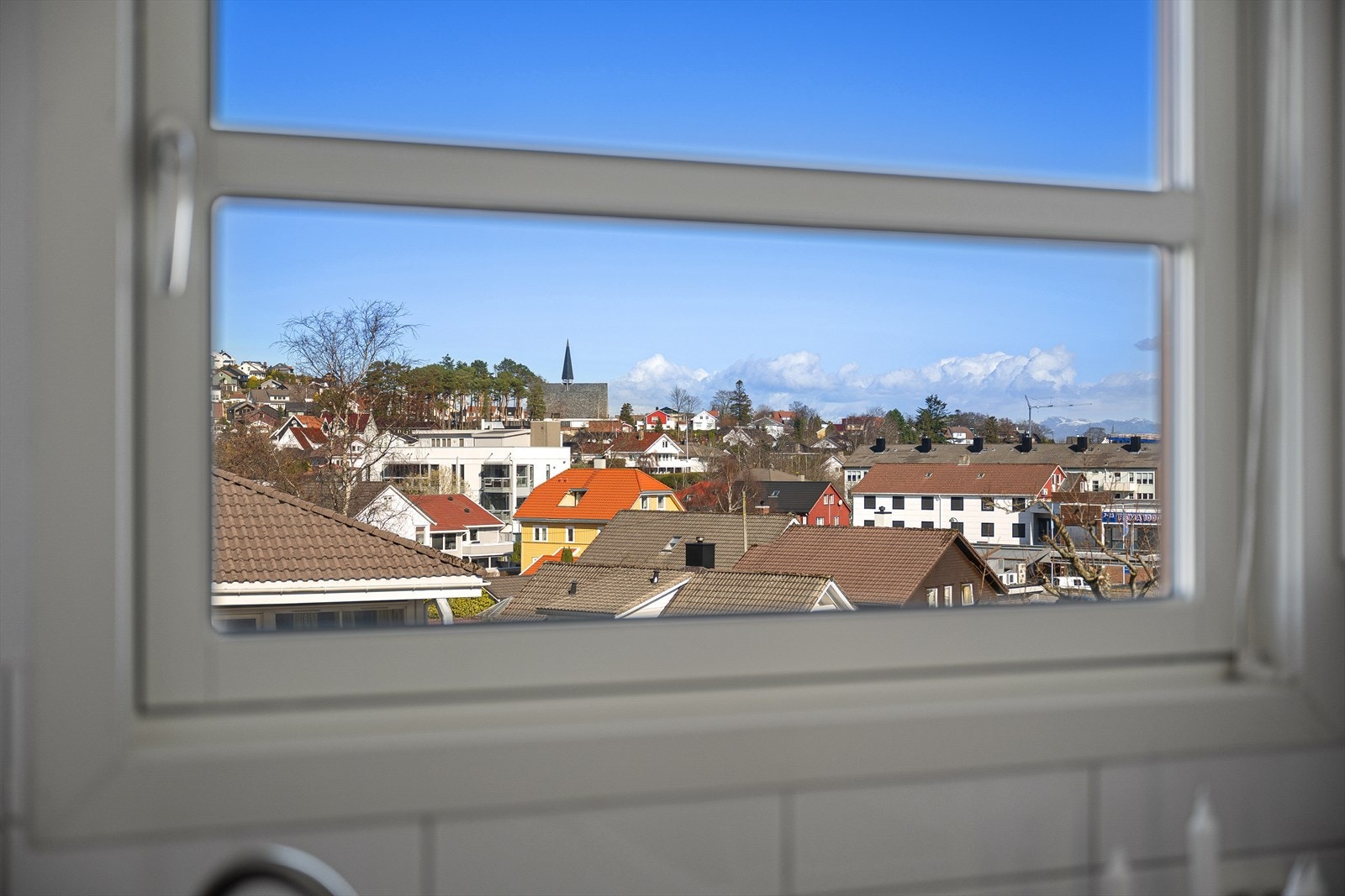 Fra kjøkkenet ser man mot bl.a. Hinna kirke Galleribilde