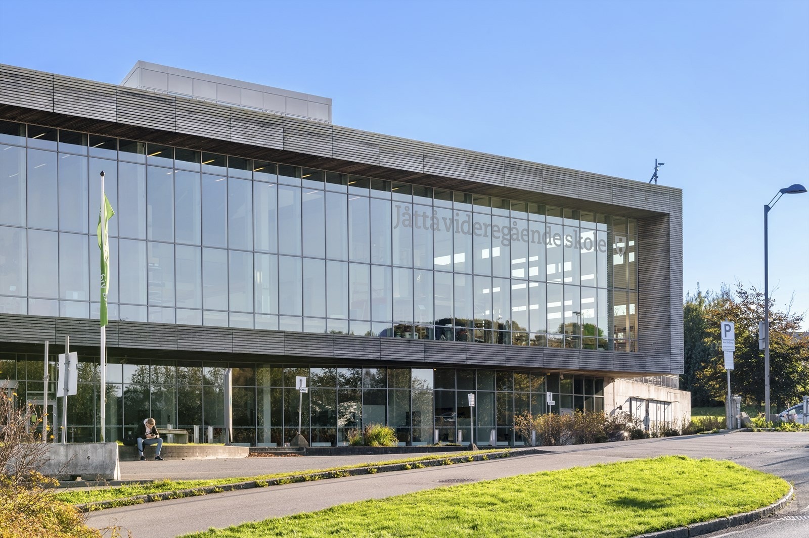 I kort avstand er det barnehager, barneskole, ungdomsskole og Jåttå videregående skole Galleribilde