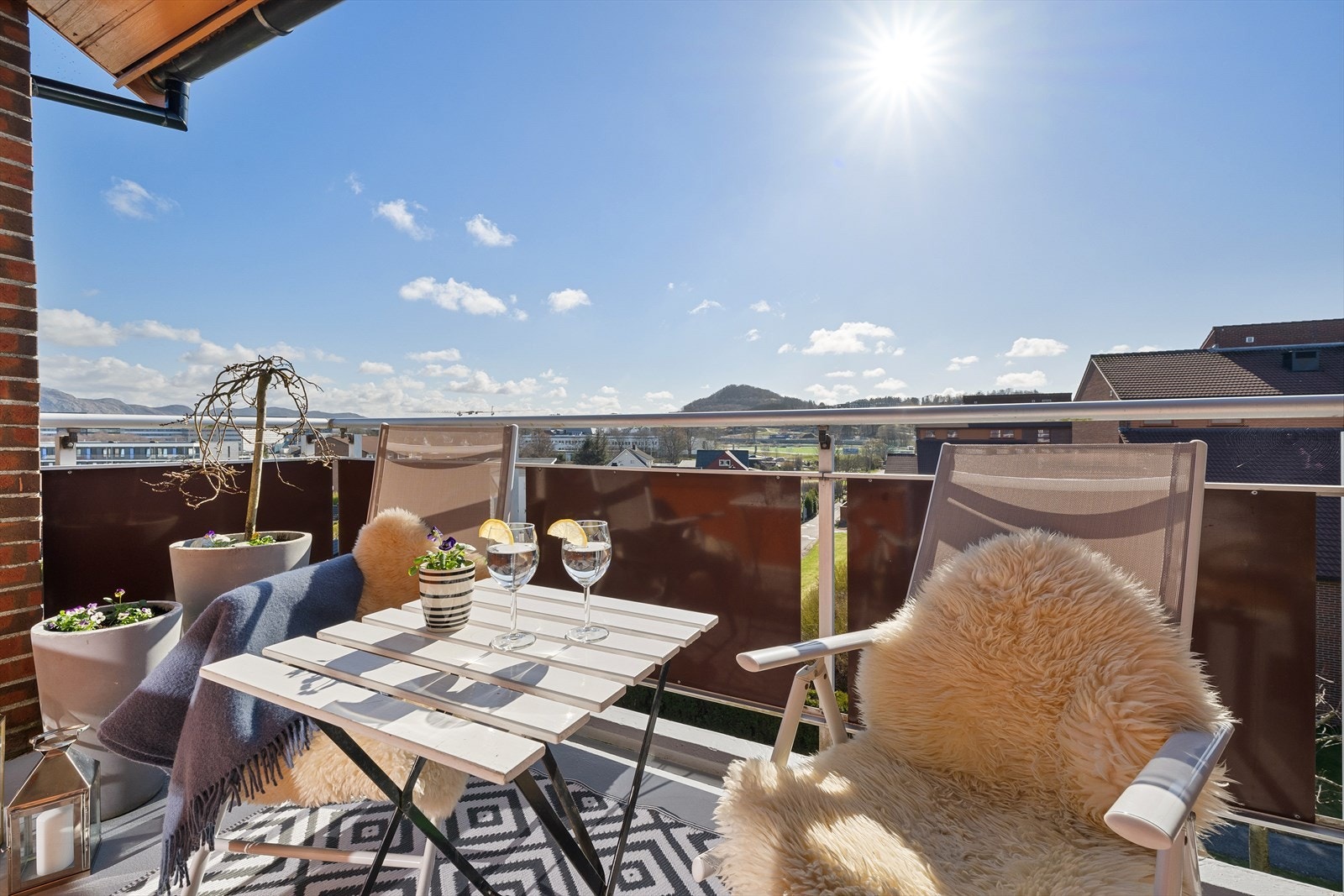 Veldig kjekk balkong, med lite innsyn, flott utsikt, gode solforhold og delvis overbygget er man noe beskyttet fra vær og vind Galleribilde