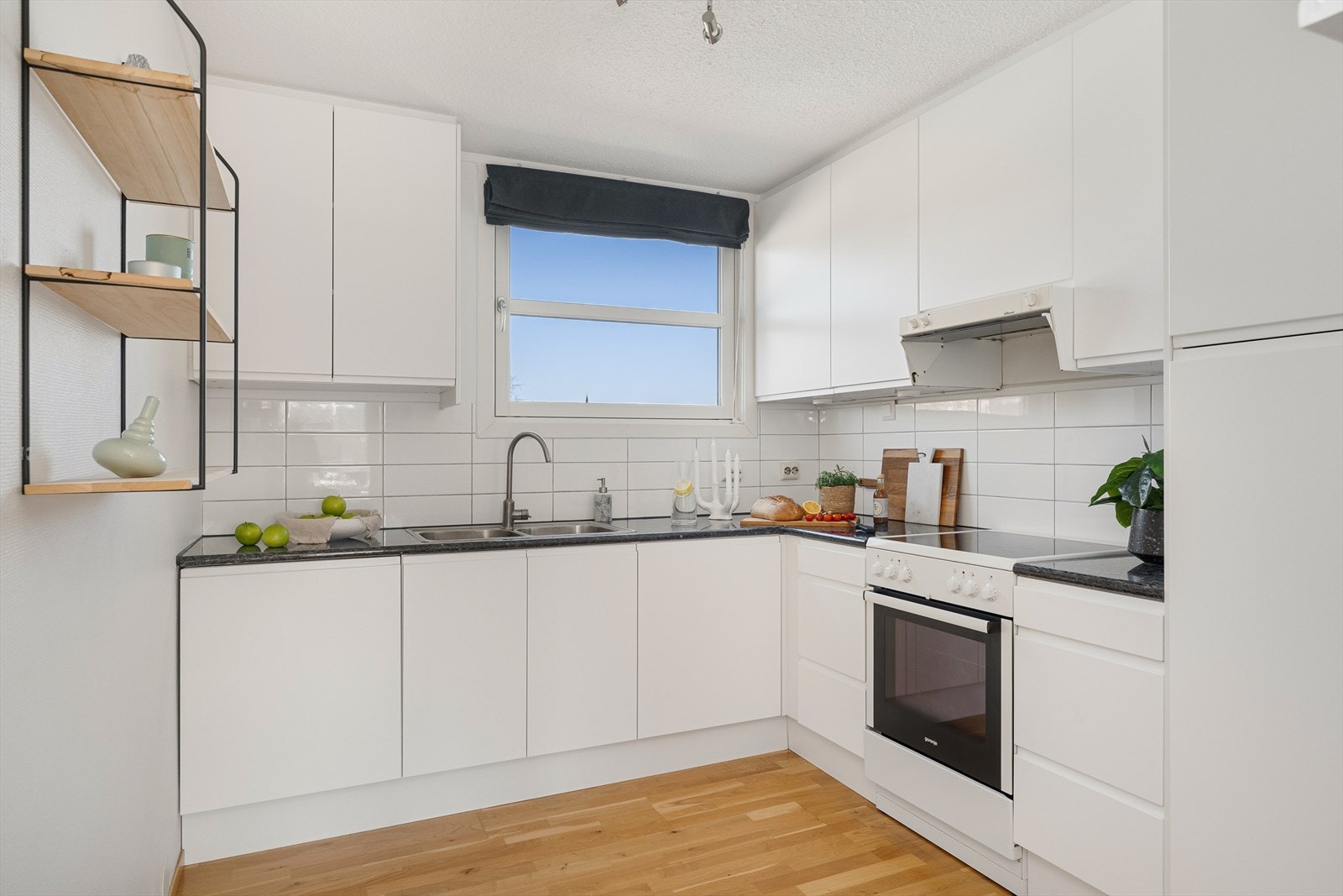 Pent og tidløst kjøkken med integrert kjøleskap/frys og oppvaskmaskin Galleribilde