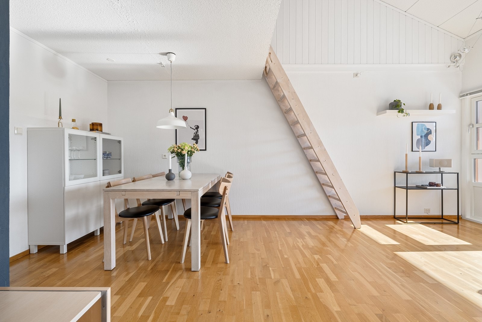 Fra stuen er det stigetrapp opp til kjekk hems samt lagringsloft. Galleribilde