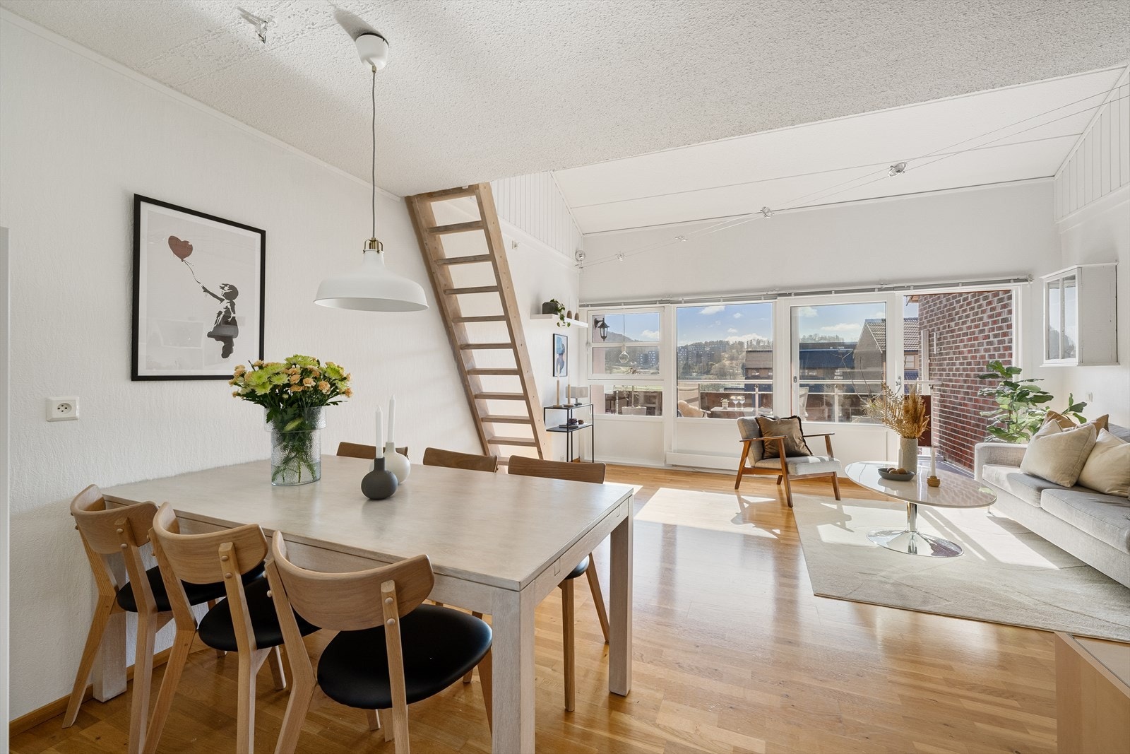 Leiligheten har god plass til spisebord Galleribilde