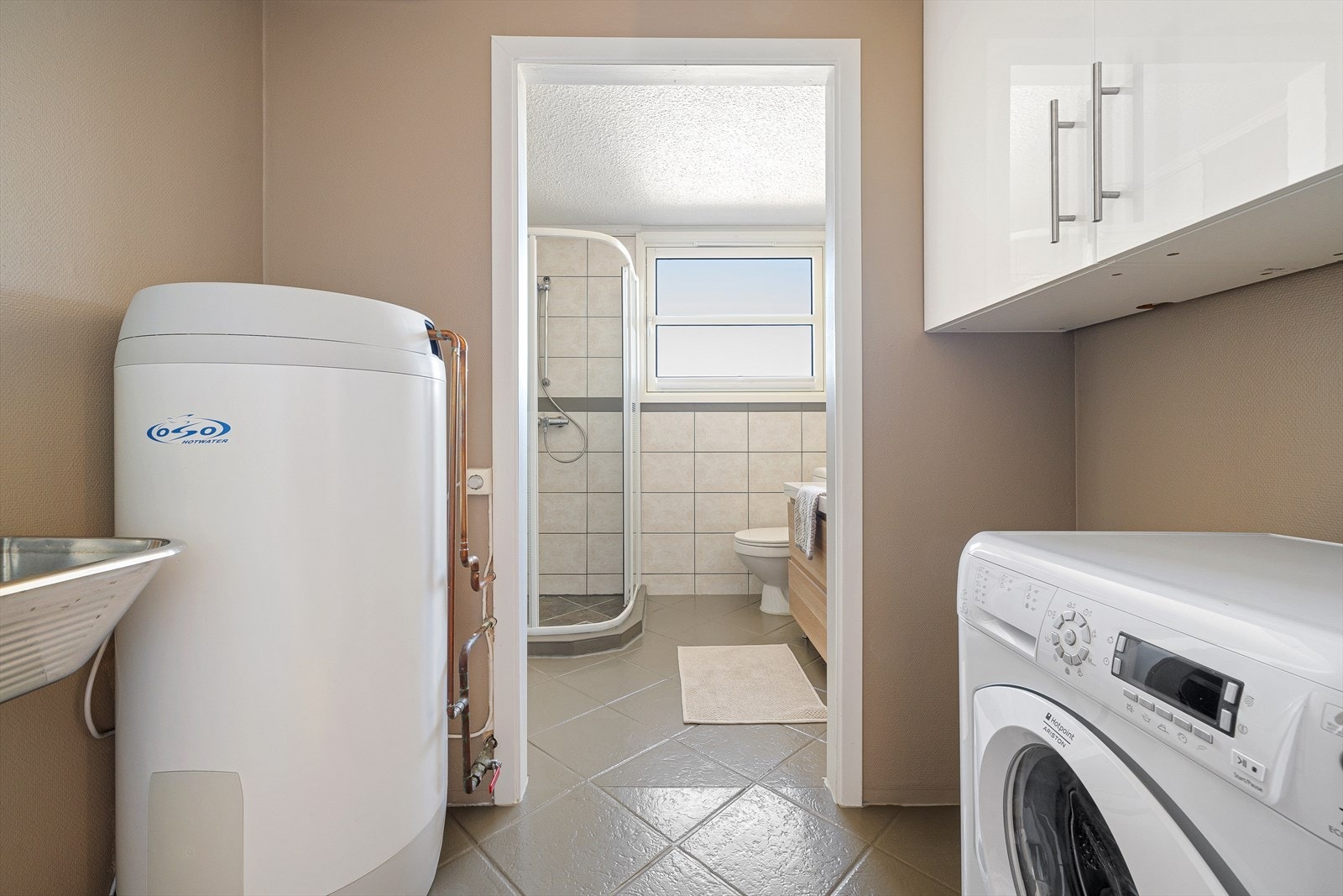 Praktisk vaskerom med utslagsvask Galleribilde