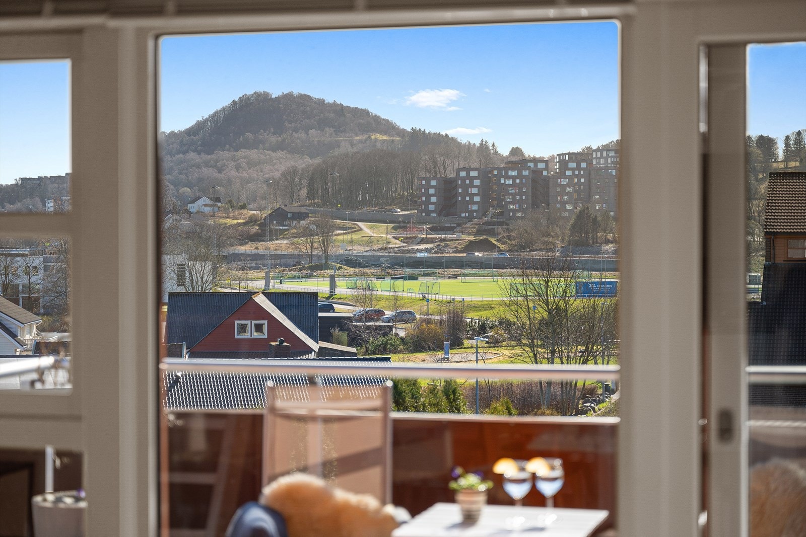 Det er luftig utsikt mot Jåttånuten fra leiligheten. Galleribilde