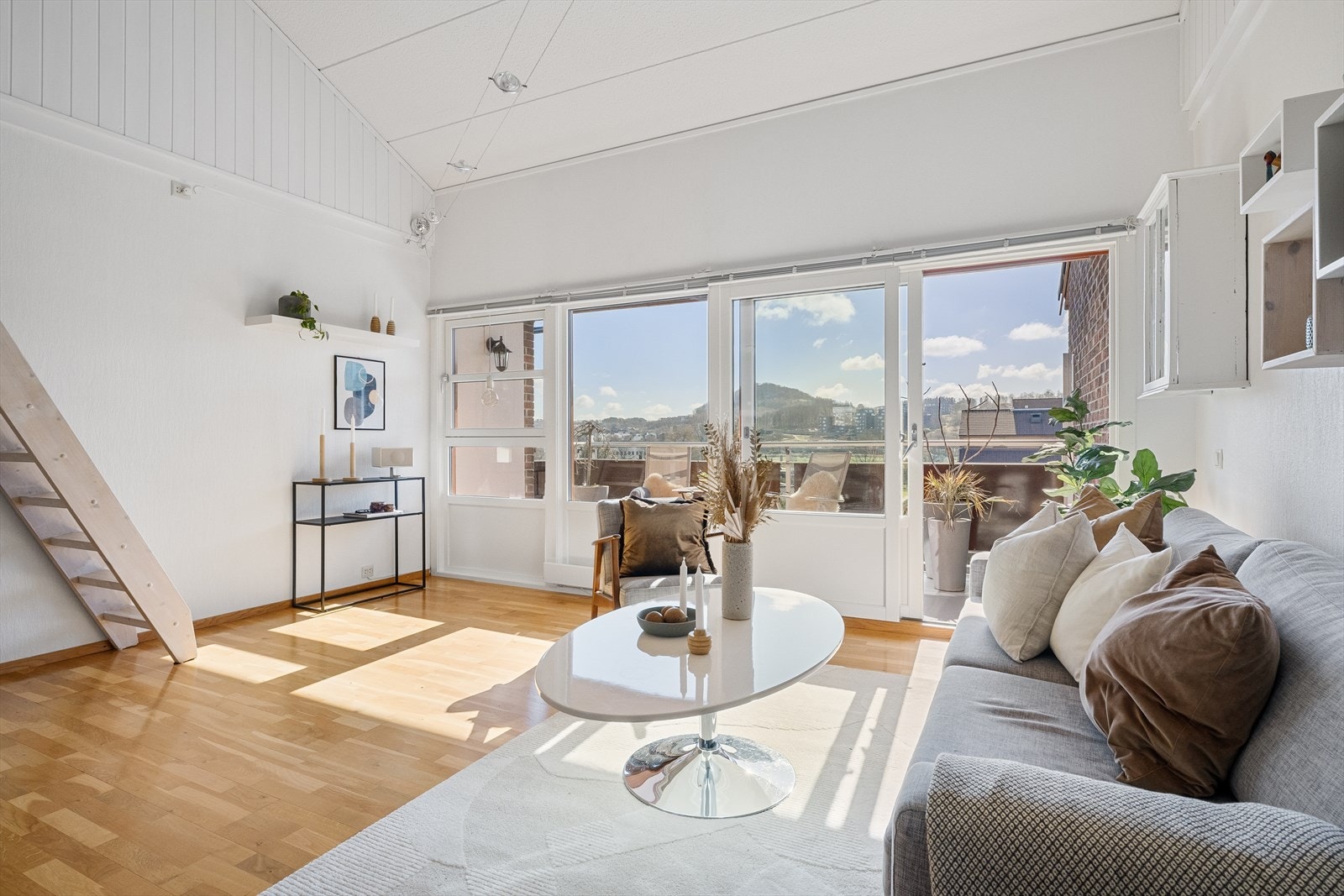 Stuen har utgang til en sørvestvendt, delvis overbygget balkong. Galleribilde