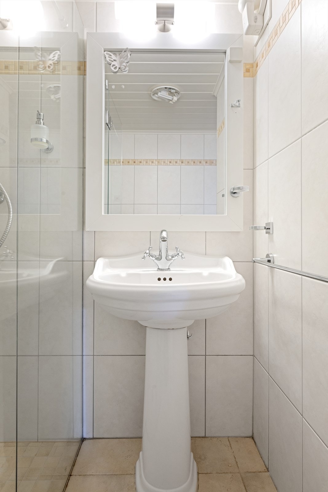 Badet er innredet med servant med speil og belysning, Galleribilde