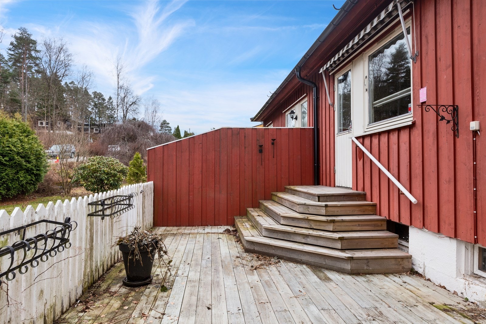 Terrasse med adkomst fra kjøkken har god plass til utemøbler. Galleribilde