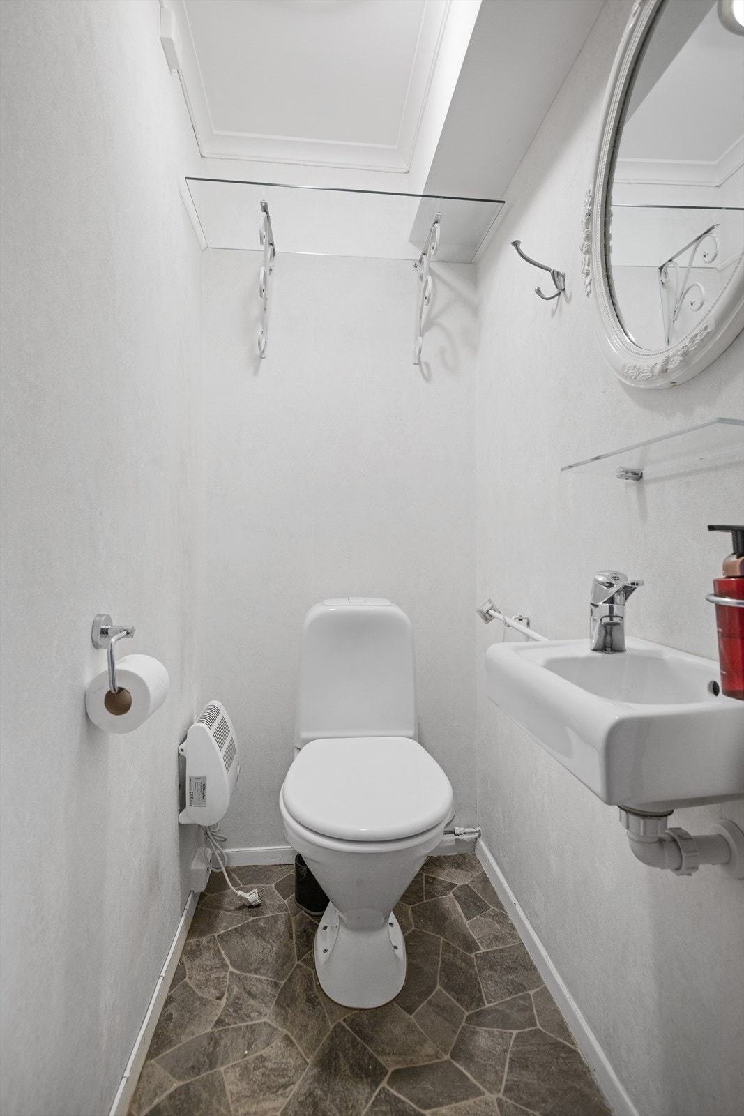 Toalettrom i 1. etasje har belegg på gulv, malt på vegger og i himling. Rommet er innredet med toalett og servant. Galleribilde