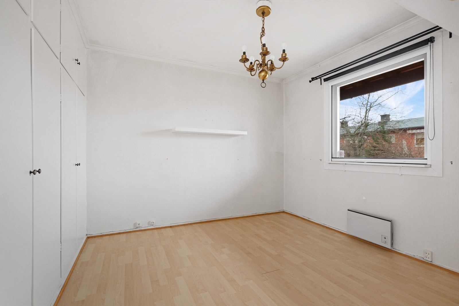 Boligens hovedsoverom har laminat på gulv og lys malte veggoverfalter. Innebygd garderobesløning på hovedsoverom. God plass til dobbelseng med nattbord. Galleribilde