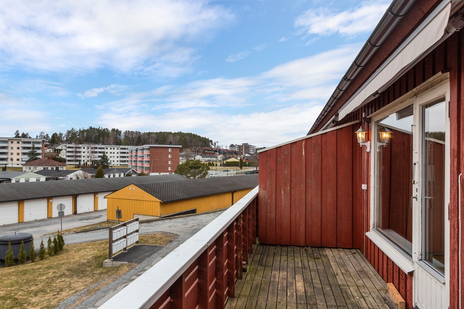 Veranda med utgang fra stue og med gode solforhold. Galleribilde